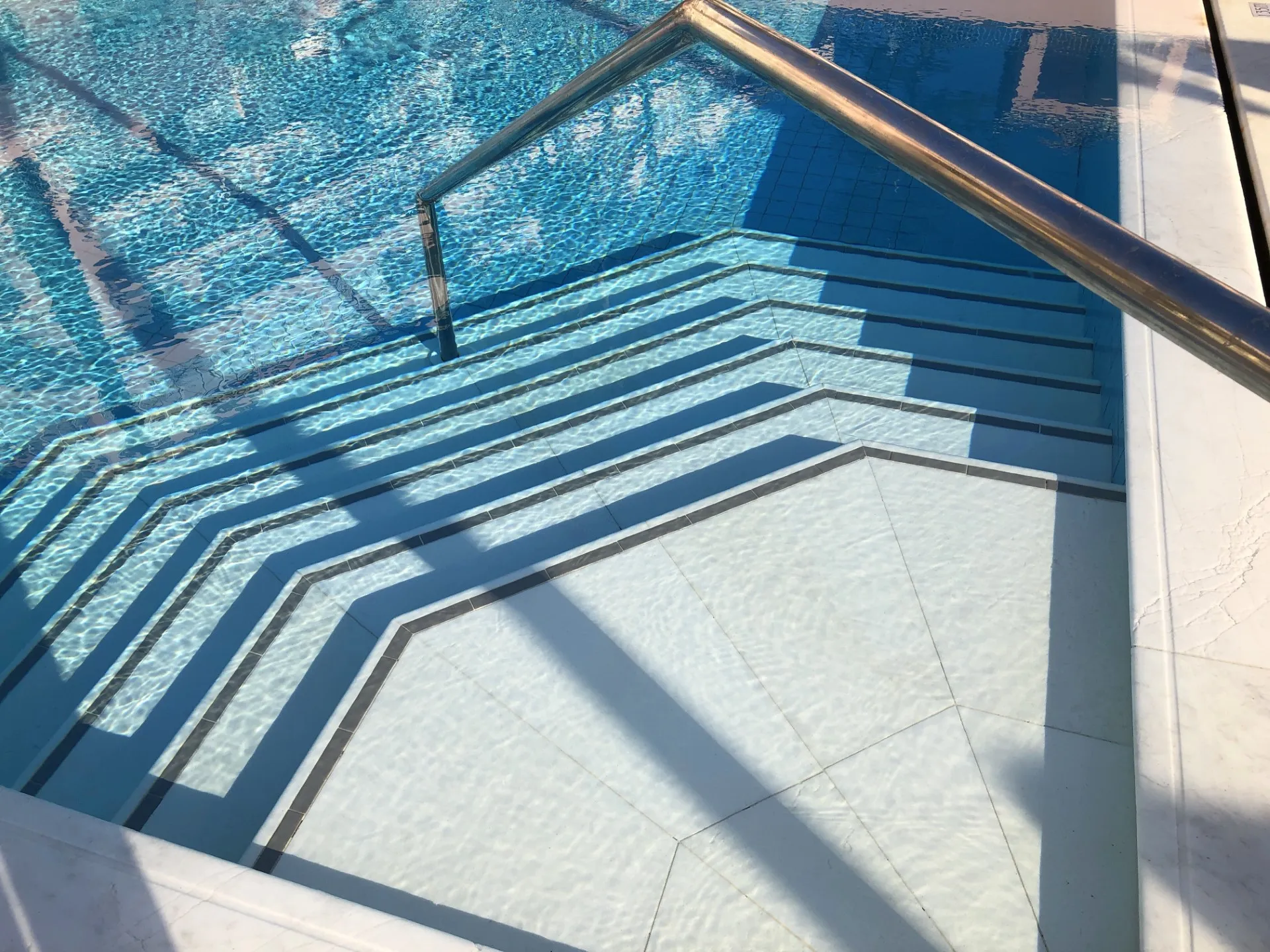 Serviços - Terraços da Cidade architectural-detail-steps-down-into-the-sparklin-2022-11-15-15-03-55-utc